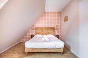 a bedroom with a bed in a attic at Le P'tit Bretzel in Turckheim
