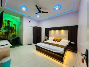 a bedroom with a bed with a ceiling fan at Hotel green garden in Ludhiana