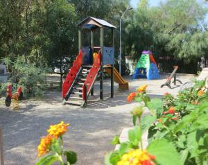 - une aire de jeux pour enfants dans un parc dans l'établissement Villaggio Camping Lungomare, à Cropani