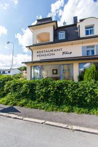 ein Gebäude mit einem Schild, das die Auskunftsperson in einem Gasthaus liest in der Unterkunft Pension a restaurace Filip II in Marienbad