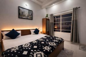 a bedroom with a large bed and a window at Shree Radha Vallabh Palace 800 m from Prem Mandir in Vrindāvan