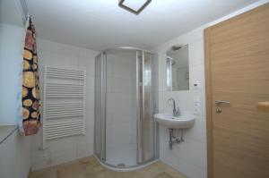 Koupelna v ubytování Haus Lercher + 37 fotografií