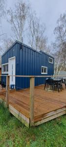 ein blauer Schiffscontainer mit einem Picknicktisch auf einer Terrasse in der Unterkunft Tiny bleu in Naujac-sur-Mer