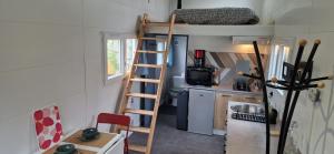 eine kleine Küche mit einem Etagenbett in einem Minihaus in der Unterkunft Tiny bleu in Naujac-sur-Mer