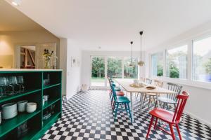 a kitchen and dining room with a table and chairs at Kapitänshaus Wieck in Wieck
