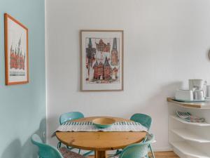 a dining room with a wooden table and chairs at Objekt-Nr 247 - Hafen - Kurgartenstraße in Travemünde