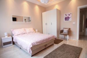 Giường trong phòng chung tại Savamala Lux Apartment