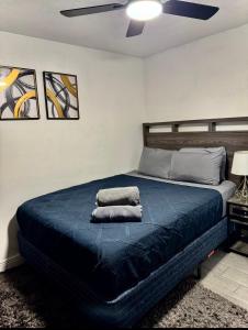 a bedroom with a bed with two towels on it at Island 1 in Kissimmee +10 photos