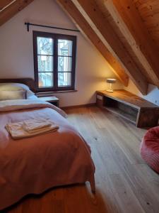 ein Schlafzimmer mit einem großen Bett und einem Fenster in der Unterkunft Hotel Vandot in Kranjska Gora