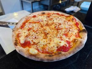 a pizza sitting on top of a table at Nabum Retreat in Làng Giang