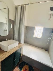 a bathroom with a sink and a shower at PuLin Homestay in Thôn Dương Xuân Hạ