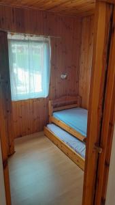 a room with two bunk beds and a window at Le chalet Paradis in Estang