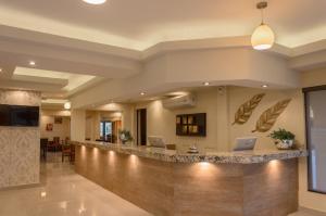 - un hall avec un bar doté de 2 ordinateurs portables dans l'établissement Hotel San Ignacio Inn, à Torreón