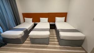 a room with two beds in a room at فندق العلاء 4 in Al Masfalah