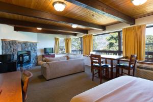 TV a/nebo společenská místnost v ubytování Westcliff Lodge