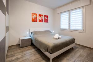 a bedroom with a bed and a window at Casa con parcheggio interno gratis e tram Venezia in Favaro Veneto