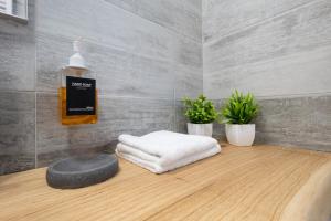a room with a table with two towels and plants at Casa con parcheggio interno gratis e tram Venezia in Favaro Veneto +26 photos