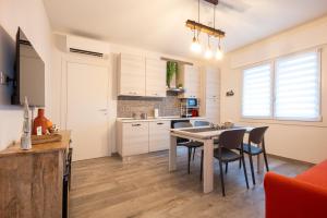 a kitchen and dining room with a table and chairs at Casa con parcheggio interno gratis e tram Venezia in Favaro Veneto
