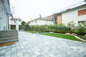 a courtyard of a house with a lawn at Casa con parcheggio interno gratis e tram Venezia in Favaro Veneto