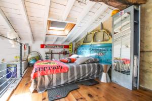 a bedroom in an old bus converted into a bed at Gîtes de Gueynard in Gauriaguet
