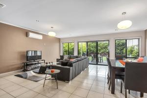 Et opholdsområde på Mg Delux Apartment