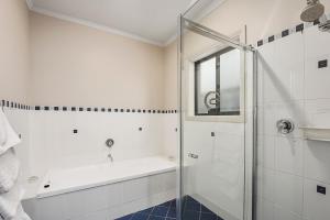 Et badeværelse på Mg Delux Apartment + 4 billeder