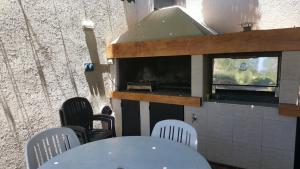 uma mesa e cadeiras num quarto com uma cozinha em Tabanera suite em Mendoza