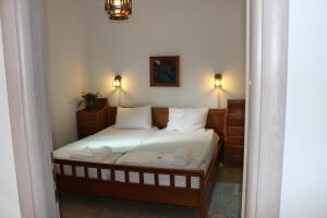 a small bedroom with a bed with white sheets and pillows at Art.Villa.Nike in Koinyra