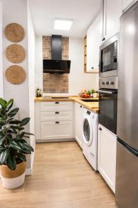 a kitchen with a washer and dryer at Belo Horizonte Guest House in A Guarda