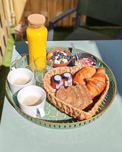 a table with a tray of bread and a pie at Appartement à la Hume in Gujan-Mestras +15 photos