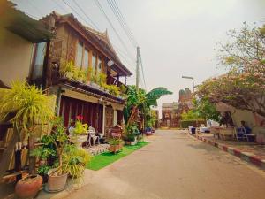 a street with potted plants on the side of a building at Chom Wat Boutique Hotel in Ban Hau Chang