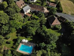 an aerial view of a house with a swimming pool at Domaine Voilà in Génis