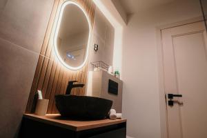 a bathroom with a sink and a mirror at Sage Studio in Drobeta-Turnu Severin