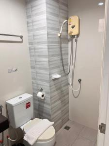 ein Badezimmer mit Toilette und Dusche in der Unterkunft SC Residences in Surat Thani + 44 Fotos