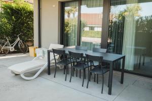 a black table and chairs in front of a building at Villa Alcova in Caorle