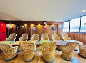 a room with wicker chairs and tables in a room at Sukoon in Jāmb