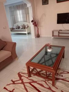 a living room with a coffee table and a couch at Maison au rez-de-chaussée à Mahdia rejiche in Mahdia