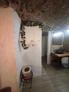 a bathroom with a wall with flowers on it at Amonite in Alcalá del Júcar