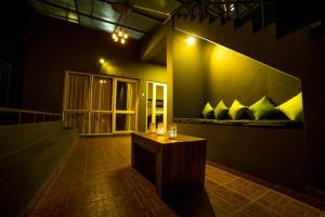 Cette chambre dispose d'un banc avec des oreillers sur le mur. dans l'établissement Range Kandy, à Kandy
