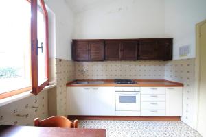 a small kitchen with white cabinets and a window at Villa Pentalocale cod 168- Taunus Vacanze in Numana