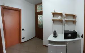 a kitchen with a sink and a microwave on a counter at Casa Carmela in Angera