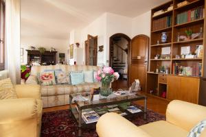 a living room with a couch and a table with flowers at B&B Dei Cavalieri in Pisa