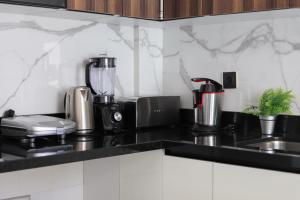 a kitchen with black and white marble counter tops at Villa Perle mémorable séjour vous attendent in Tétouan