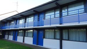 an external view of a blue building at balladins Dieppe in Saint-Aubin-sur-Scie