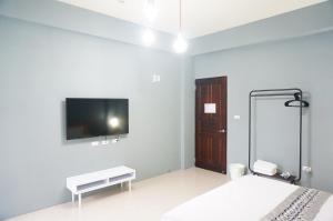 a room with a television and a bed in it at 強國特調民宿 in Taitung City