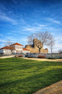 a park with a building and a grass field at Casa da Avó Ilda in Miranda do Douro
