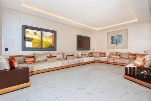 a large living room with a couch and a table at Villa Perle mémorable séjour vous attendent in Tétouan