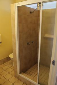 Ett badrum på Rocky Glen Hotel Motel Gladstone