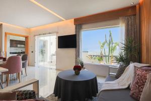 a living room with a table and a large window at Villa Perle mémorable séjour vous attendent in Tétouan