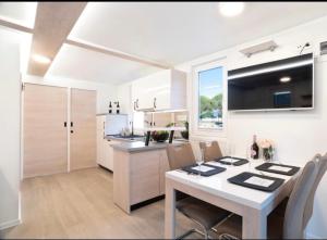 a kitchen and dining room with a table and chairs at Sealodge Novigrad Number 18 in Novigrad Istria